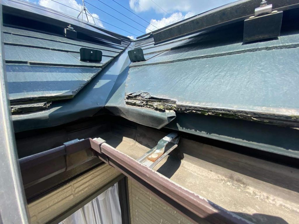 屋根が一部破損している様子が見受けられる。