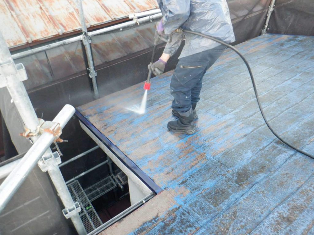 屋根高圧洗浄作業の様子。