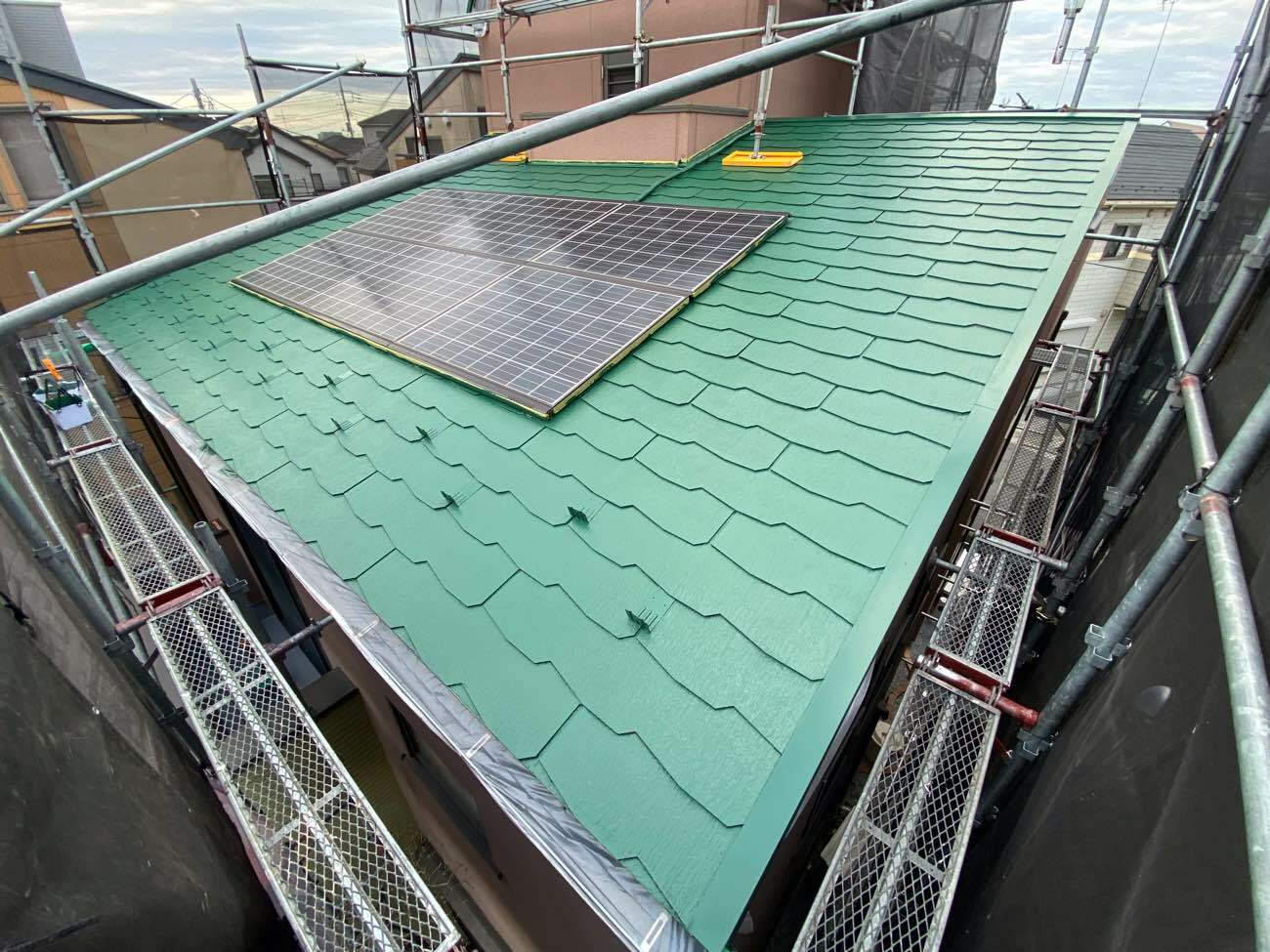 太陽光パネルを取り外さずに屋根塗装が可能！