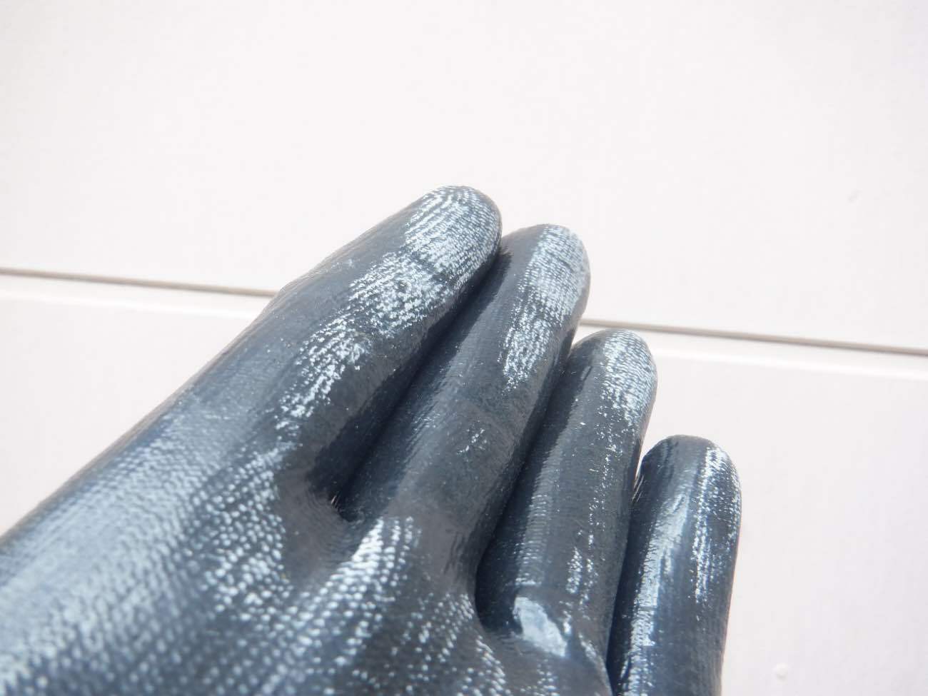 外壁を撫でると手に粉が付着する「チョーキング現象」