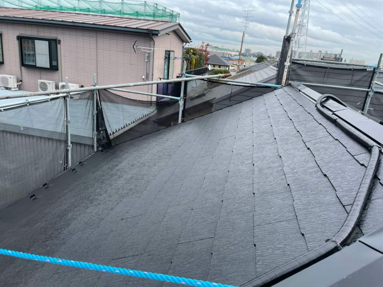 太陽光パネル付きの屋根塗装&木材フェンス塗装